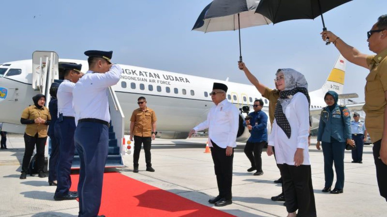 Wakil Presiden Ma'ruf Amin saat akan bertolak ke Sumatra Utara dari Pangkalan TNI AU Halim Perdanakusuma, Jakarta, Rabu (18/10/2023). ANTARA/HO-BPMI Setwapres