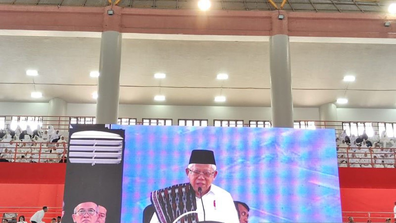 Wakil Presiden Ma'ruf Amin saat menyampaikan sambutan dalam ikrar Merajut Keberagaman Nusantara di GOR Serbaguna Pemerintah Provinsi Sumatera Utara, Kabupaten Deli Serdang, Sumatera Utara, Kamis (19/10/2023). (ANTARA/Mentari Dwi Gayati)