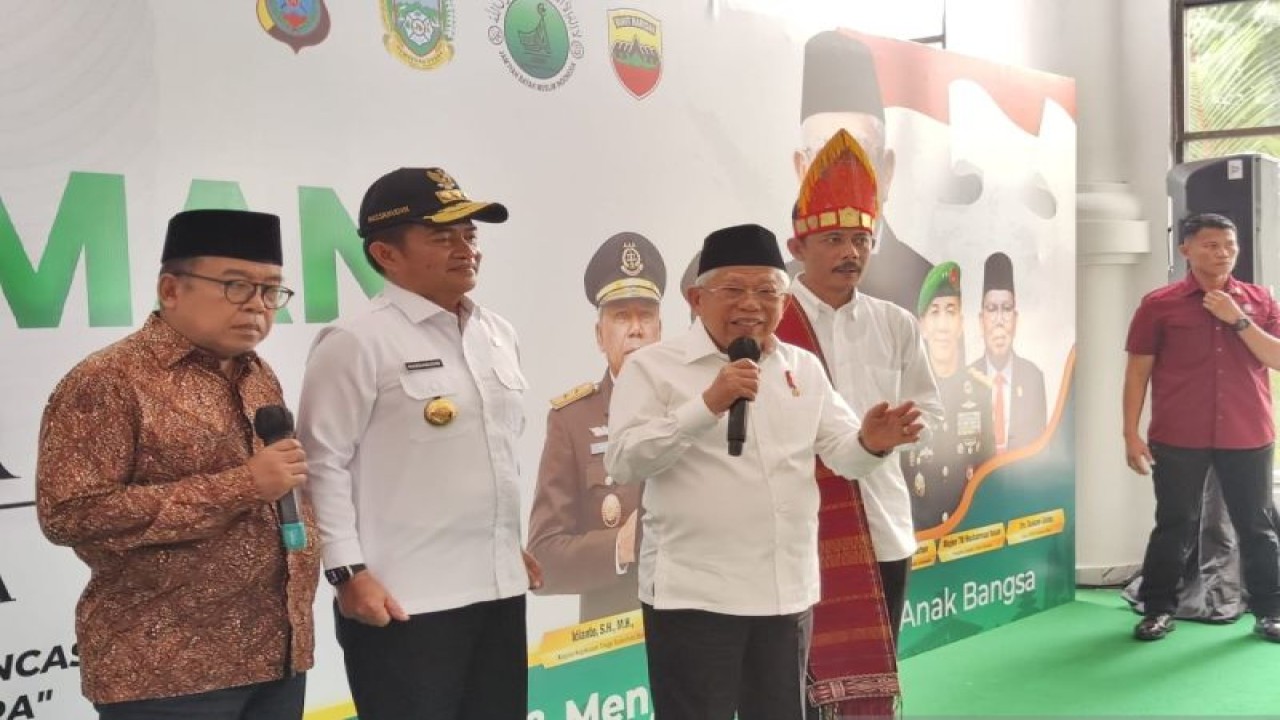 Wakil Presiden RI Ma'ruf Amin usai menghadiri Ikrar Merajut Keberagaman Nusantara di GOR Serbaguna Pemprov Sumut, Deli Serdang, Sumatra Utara, Kamis (19/10/2023). ANTARA/Mentari Dwi Gayati