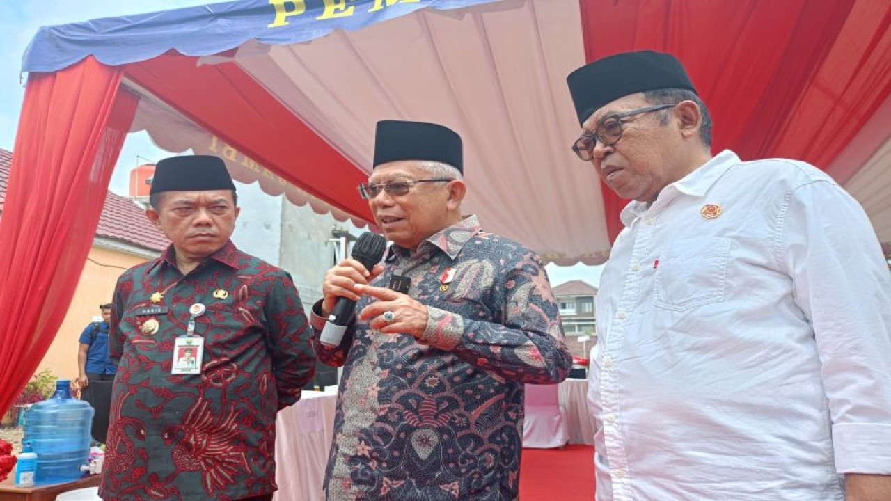 Wakil Presiden Ma'ruf Amin memberikan keterangan kepada media di Jambi, Selasa (31/10/2023). ANTARA/Rangga Pandu Asmara Jingga