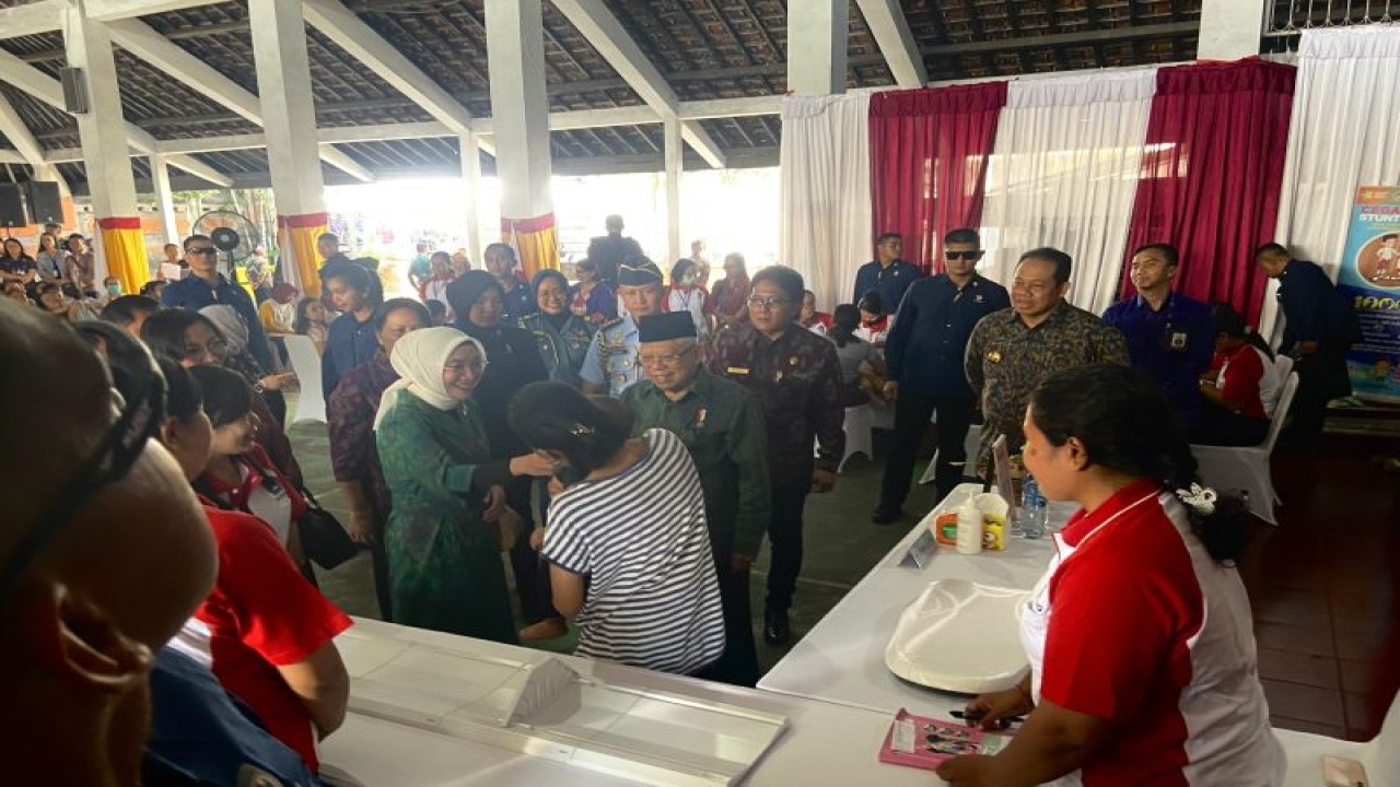 Wakil Presiden Ma’ruf Amin saat mengunjungi Posyandu Cempaka, Banjar Mumbul, tinjau kasus stunting, Badung, Bali, Selasa (17/10/2023). ANTARA/Ni Putu Putri Muliantari