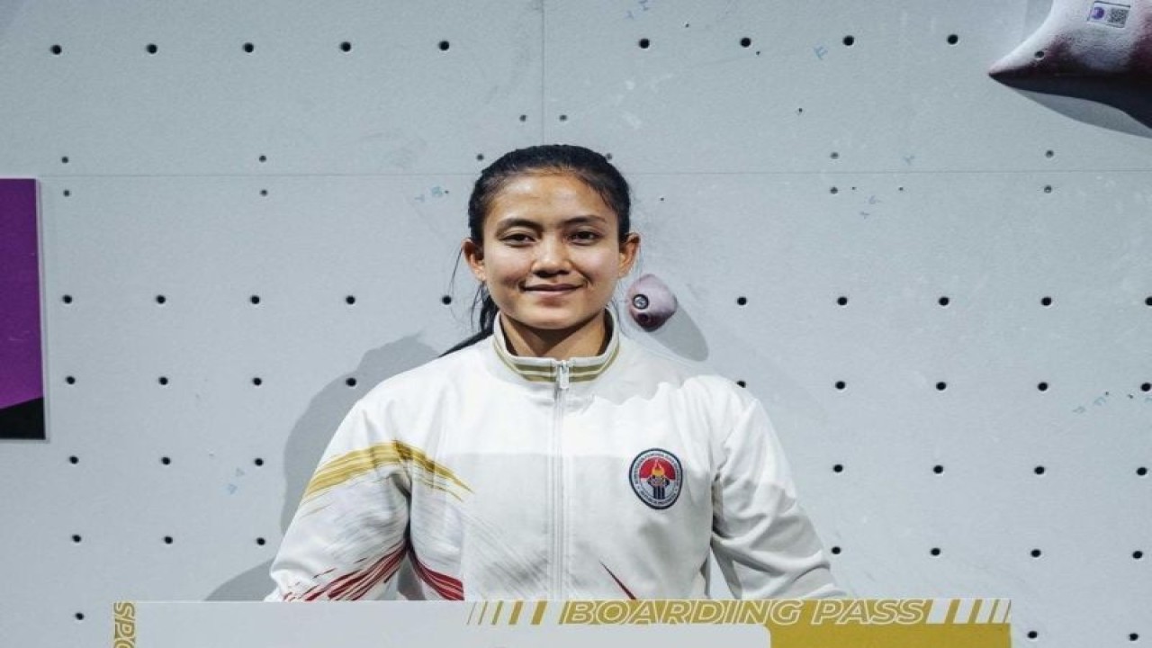 Atlet panjat tebing putri Indonesia Desak Made Rita Kusuma Dewi berfoto usai memenangi medali emas di ajang IFSC Climbing World Championship, Bern, Swiss, Kamis (10/08/2023) (ANTARA/HO-FPTI)