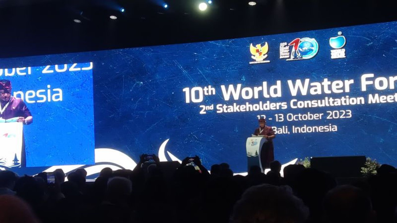 Penjabat Gubernur Bali Sang Made Mahendra Jaya memberikan sambutan di sela pertemuan konsultasi kedua WWF 2024 di Jimbaran, Kabupaten Badung, Bali, Kamis (12/10/2023) (ANTARA/Dewa Ketut Sudiarta Wiguna)