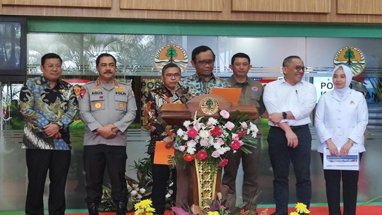 Menkopolhukam Mahfud MD (tengah) dalam konferensi pers di Jakarta, Senin (9/10/2023). (ANTARA/Zubi Mahrofi)
