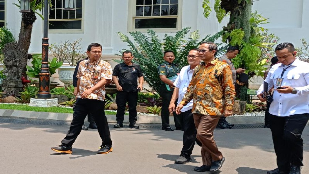 Menkopolhukam Mahfud MD usai mengikuti rapat terbatas soal penanganan narkoba di Istana Kepresidenan, Jakarta, Kamis (12/10/2023). (ANTARA/Rangga Pandu Asmara Jingga)