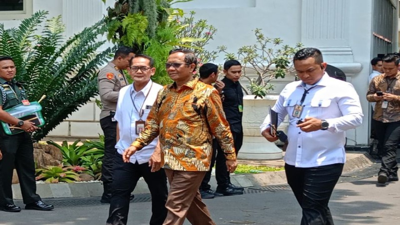 Menteri Koordinator Politik, Hukum, dan Keamanan Mahfud MD (tengah) di Kompleks Istana Kepresidenan, Jakarta, Kamis (12/10/2023). (ANTARA/Rangga Pandu Asmara Jingga)