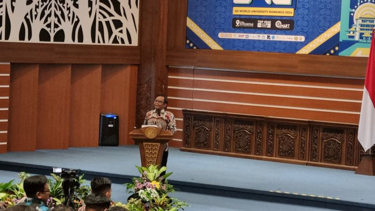 Menteri Koordinator Politik, Hukum, dan Keamanan (Menko Polhukam) RI, Mahfud MD saat memberikan kuliah umum "Demokrasi yang Bermartabat Menuju Indonesia Emas 2045" di Universitas Airlangga Surabaya, Senin (16/10/2023). (ANTARA/Willi Irawan)