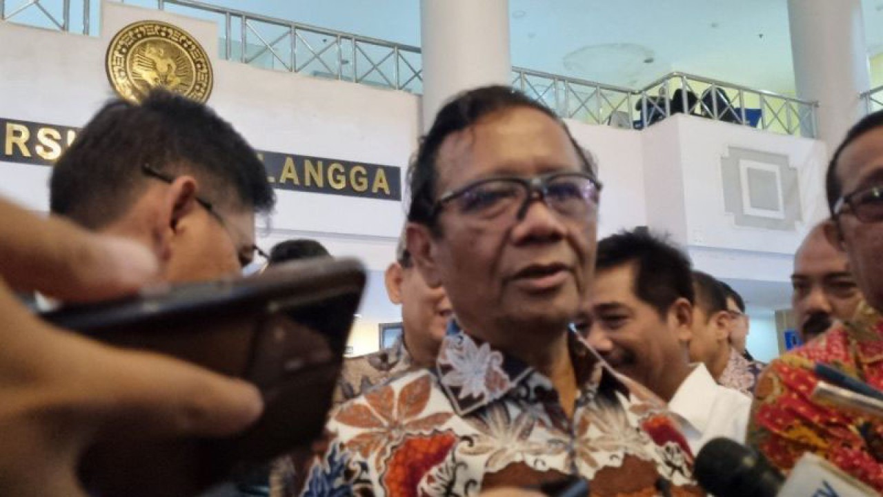 Menteri Koordinator Bidang Politik, Hukum, dan Keamanan (Menkopolhukam) Mahfud MD usai memberikan kuliah umum "Demokrasi yang Bermartabat Menuju Indonesia Emas 2045" di Universitas Airlangga Surabaya, Senin (16/10/2023). (ANTARA/Willi Irawan)