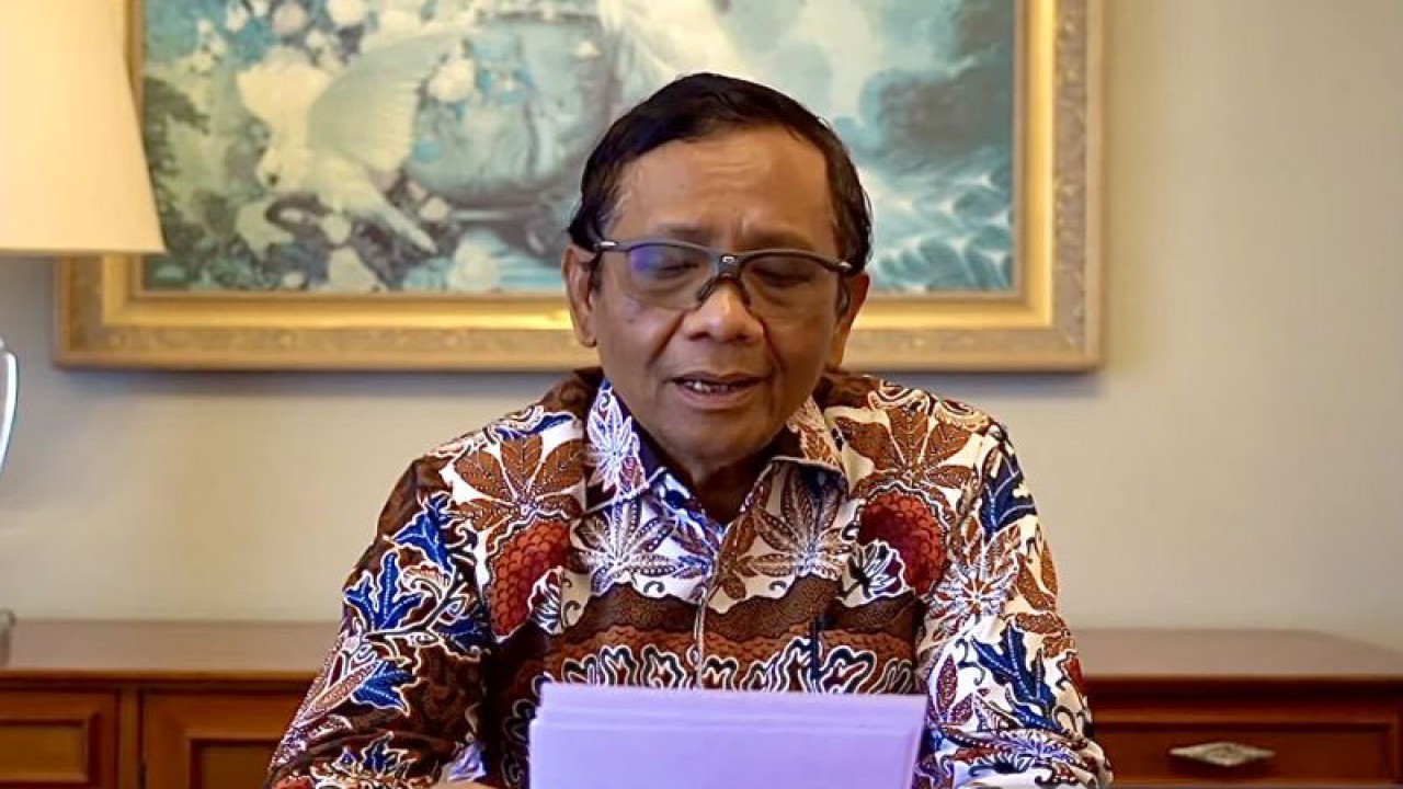 Tangkapan layar - Menkopolhukam Mahfud MD saat menyampaikan materi dalam dialog kebangsaan "Sukses Pemilu 2024 menuju Indonesia Maju" seperti dipantau dari akun YouTube Kemenko Polhukam RI di Jakarta, Selasa (17/10/2023). (ANTARA/Cahya Sari)