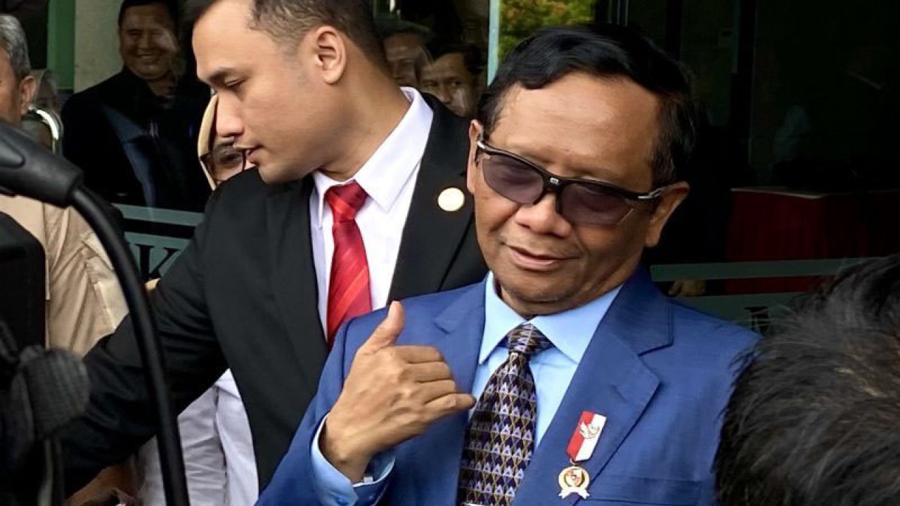 Menkopolhukam Mahfud MD saat memberikan keterangan pers di Gedung Mahkamah Konstitusi, Jakarta, Selasa (3/10/2023). (ANTARA/Cahya Sari)