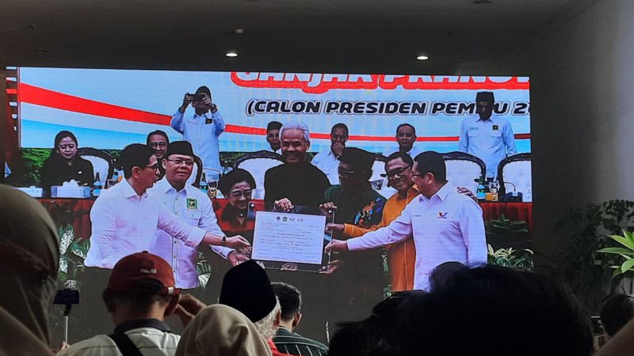 Pasangan bakal capres Ganjar pranowo (kiri) dan cawapres Mahfud MD (kanan) di Kantor DPP PDIP, Jakarta, Rabu (18/10/2023). (ANTARA/Narda Margaretha Sinambela)