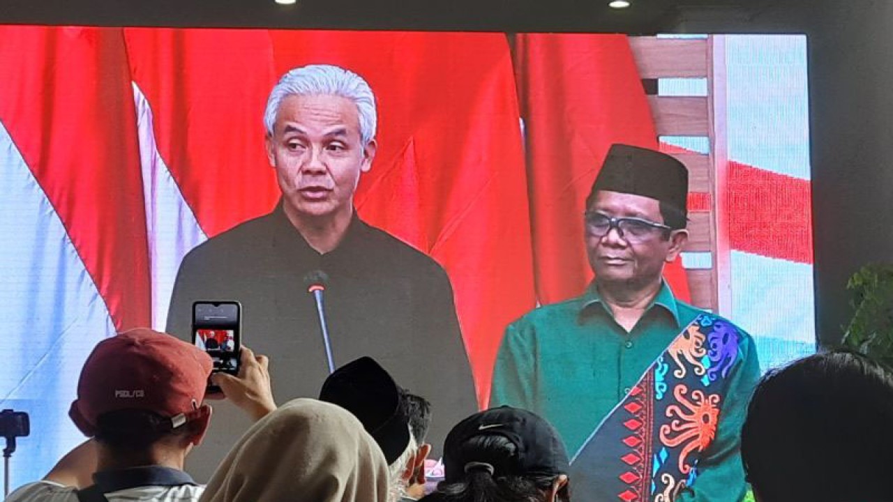 Pasangan bakal capres Ganjar pranowo (kiri) dan cawapres Mahfud MD (kanan) di Kantor DPP PDIP, Jakarta, Rabu (18/10/2023). (ANTARA/Narda Margaretha Sinambela)
