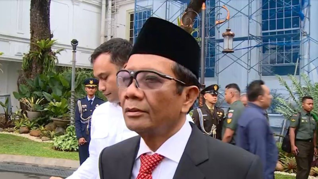 Bakal calon wakil presiden sekaligus Menko Polhukam Mahfud Md memberikan keterangan kepada wartawan di Istana Kepresidenan, Jakarta, Rabu (25/10/2023). ANTARA/Yashinta Difa