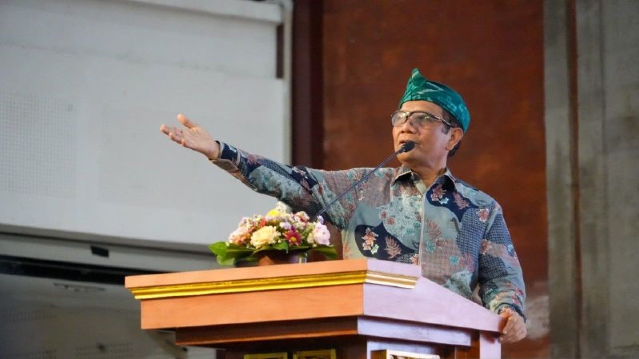 Menko Polhukam Mahfud MD memberikan Kuliah Umum bertema “Demokrasi Konstitusional dan Pemilu Bermartabat," di Universitas Udayana, Denpasar, Bali pada Selasa (10/10/2023). ANTARA/HO-Kemenko Polhukam