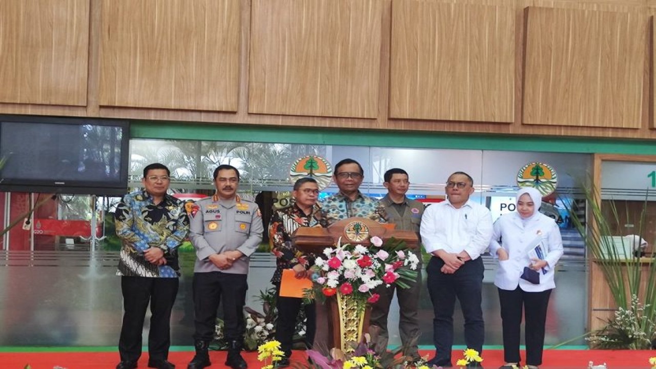 Menteri Koordinator Bidang Politik, Hukum, dan Keamanan Mahfud MD (tengah) dalam konferensi pers Rapat Koordinasi Lintas Kementerian/Lembaga di Jakarta, Senin (9/10/2023). (ANTARA/ Zubi Mahrofi)