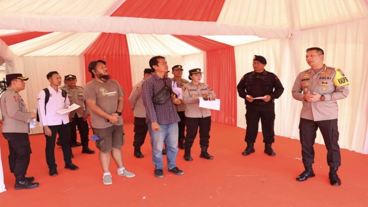 Kepala Polresta Malang Kota Kombes Pol Budi Hermanto meninjau persiapan pelaksanaan kegiatan Bakti Kesehatan Akabri Angkatan 91 di Lapangan Rampal, Kota Malang, Provinsi Jawa Timur, Jumat (20/10/2023). (ANTARA/HO-Humas Polda Jatim)
