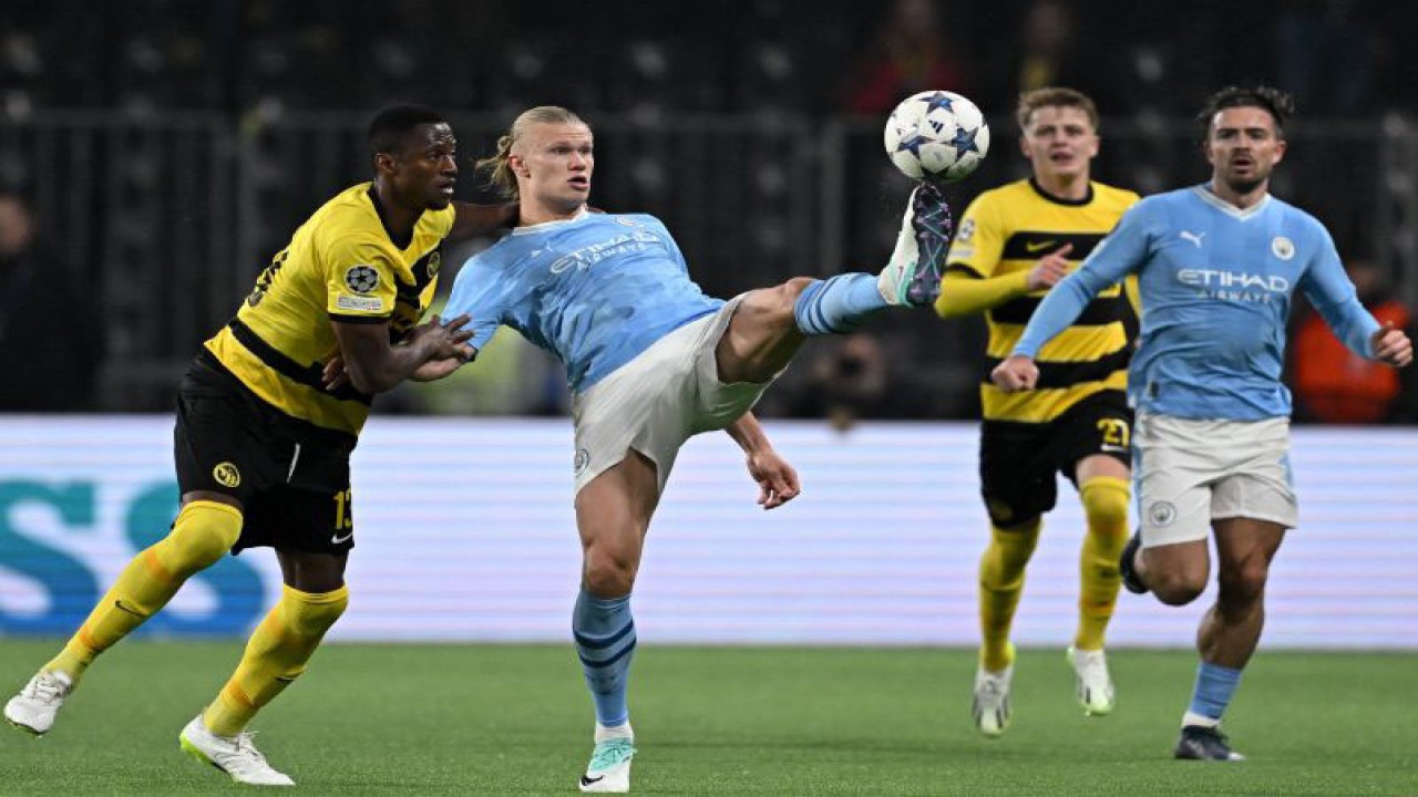 Penyerang Manchester City Erling Haaland (kedua dari kiri) dan bek Young Boys Mohamed Ali Camara (kiri) bertarung memperebutkan bola pada pertandingan Grup G Liga Champions yang dimainkan di Stadion Wankdorf, Bern, Rabu (25/10/2023). (ANTARA/AFP/FABRICE COFFRINI)