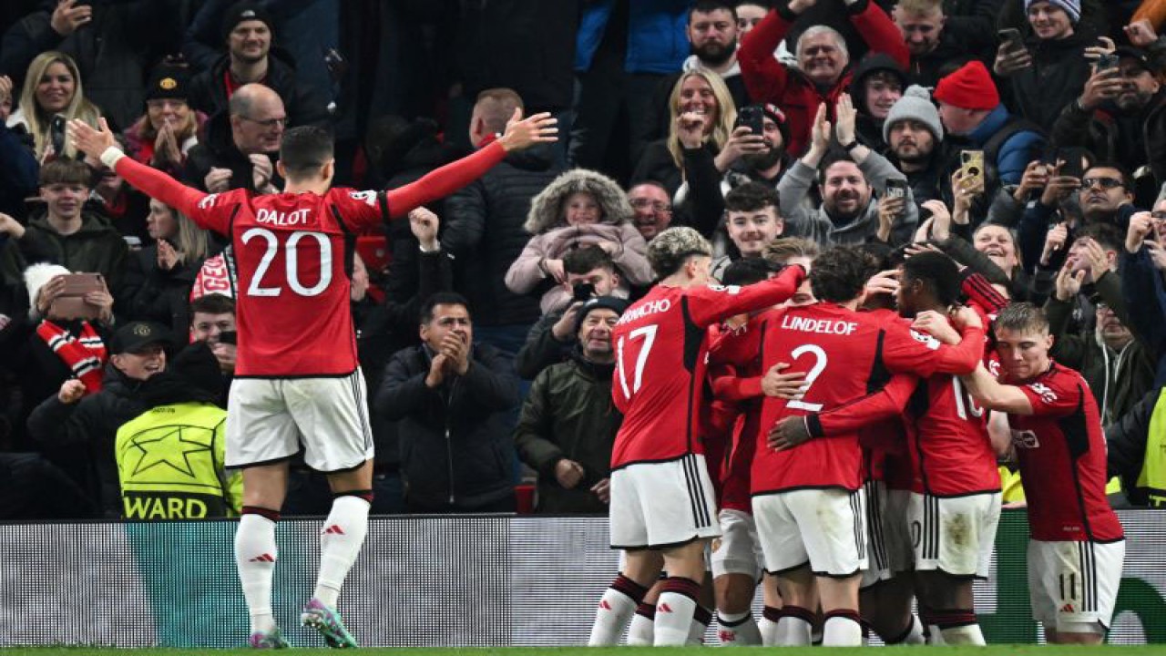Para pemain Manchester United merayakan gol yang dicetak Harry Maguire pada pertandingan Liga Champions melawan Copenhagen, yang dimainkan di Stadion Old Trafford, Manchester, Selasa (24/10/2023). (ANTARA/AFP/PAUL ELLIS)