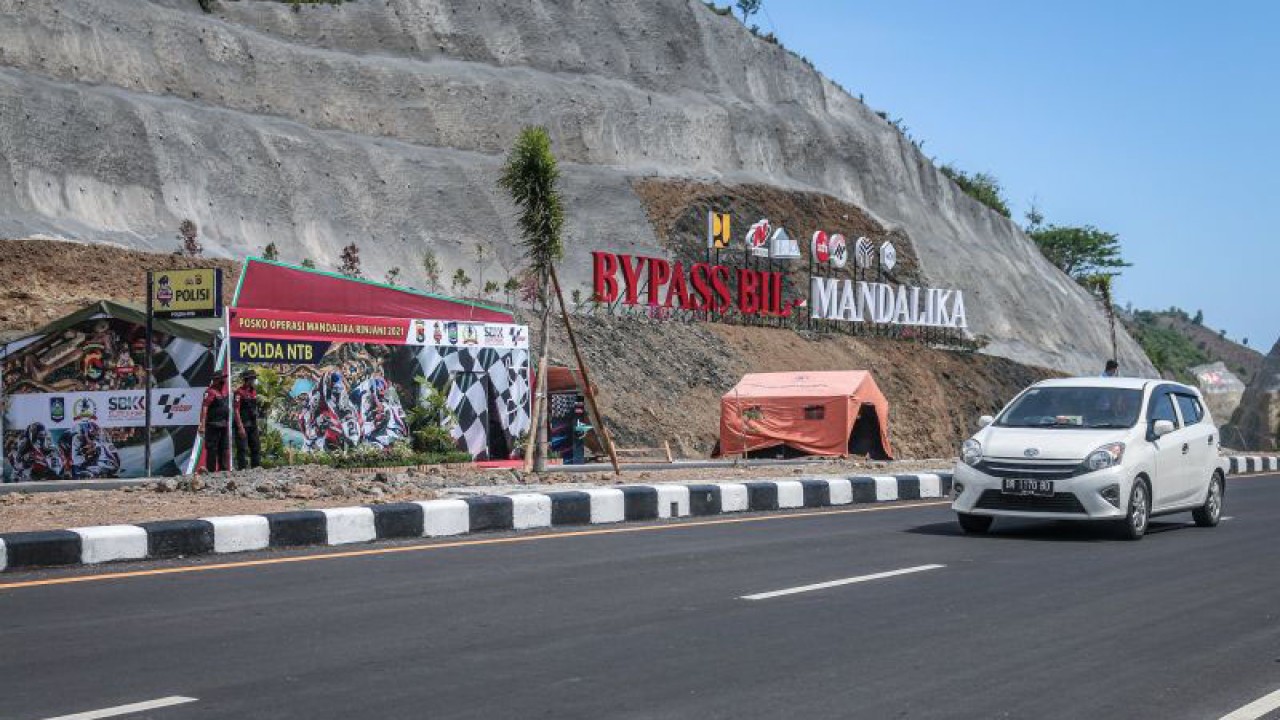 Foto arsip- Petugas berjaga di posko pengamanan terpadu menjelang perhelatan WSBK 2021 di Bukit Menangis, Jalan Bypass BIL-Mandalika, Lombok Tengah, NTB, Kamis (18/11/2021). ANTARA/Dhimas BP