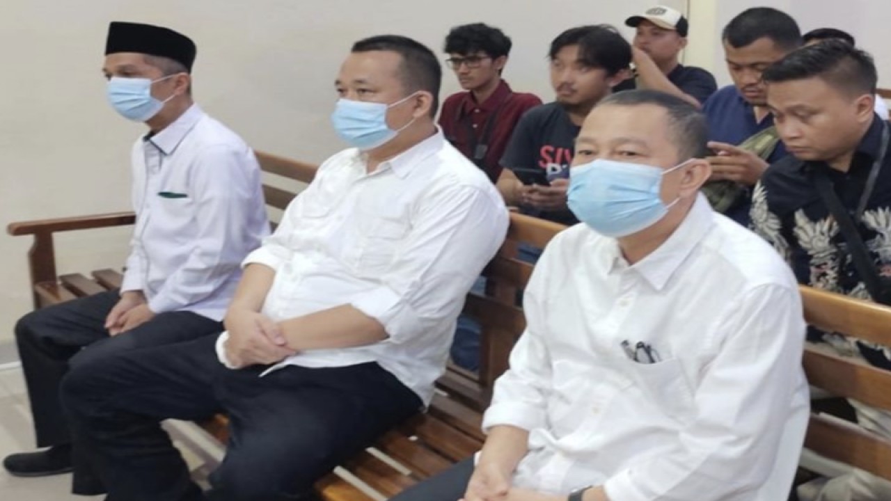 Mantan Wakil Rektor 1 Unila Prof Heryandi (kanan) yang juga terpidana kasus suap PMB Unila, meninggal dunia. (ANTARA/Ardiansyah)