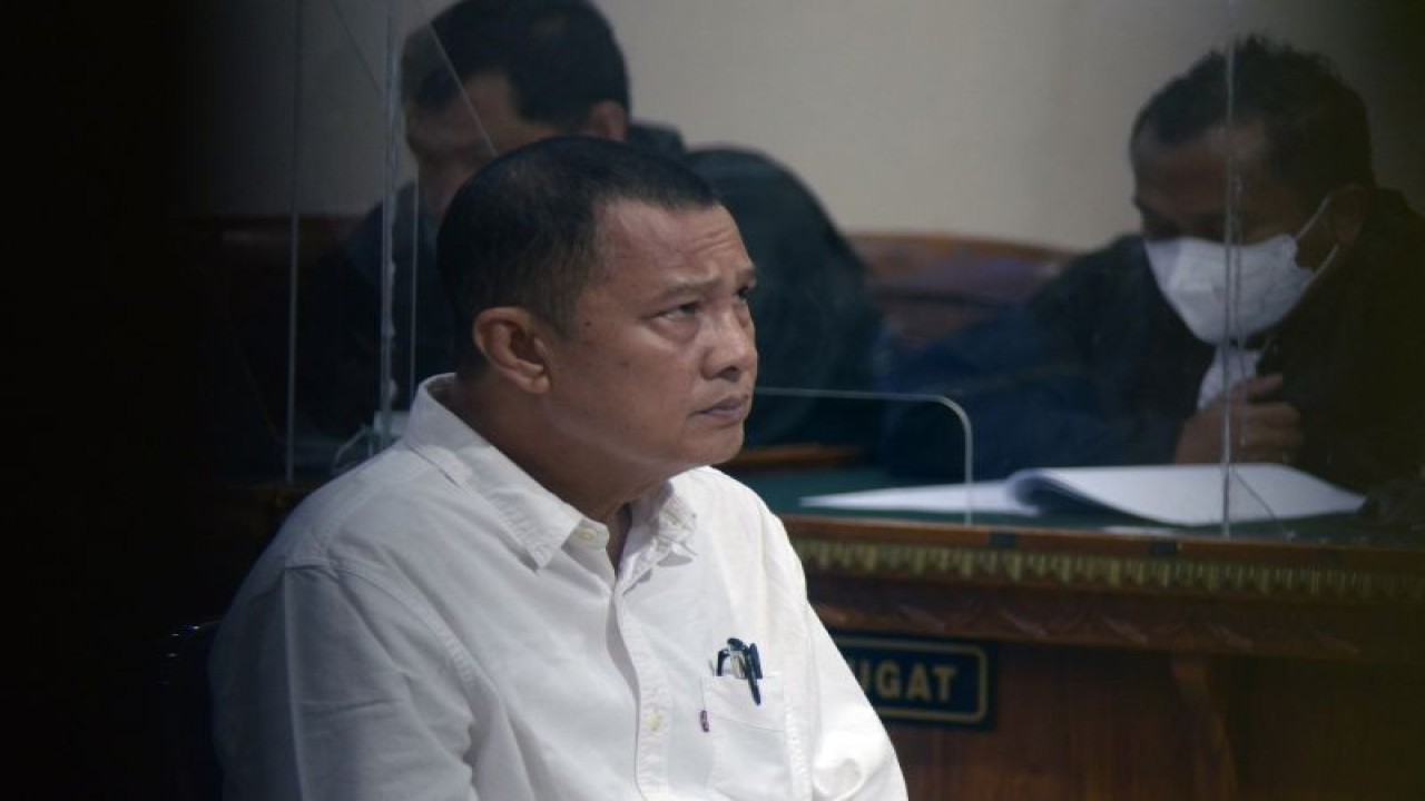 Arsip - Terdakwa kasus suap Universitas Lampung Heryandi saat menjalani sidang di Pengadilan Tipikor Tanjung Karang, Bandar Lampung, Lampung, Selasa (10/1/2023). (ANTARA FOTO/Ardiansyah/rwa)