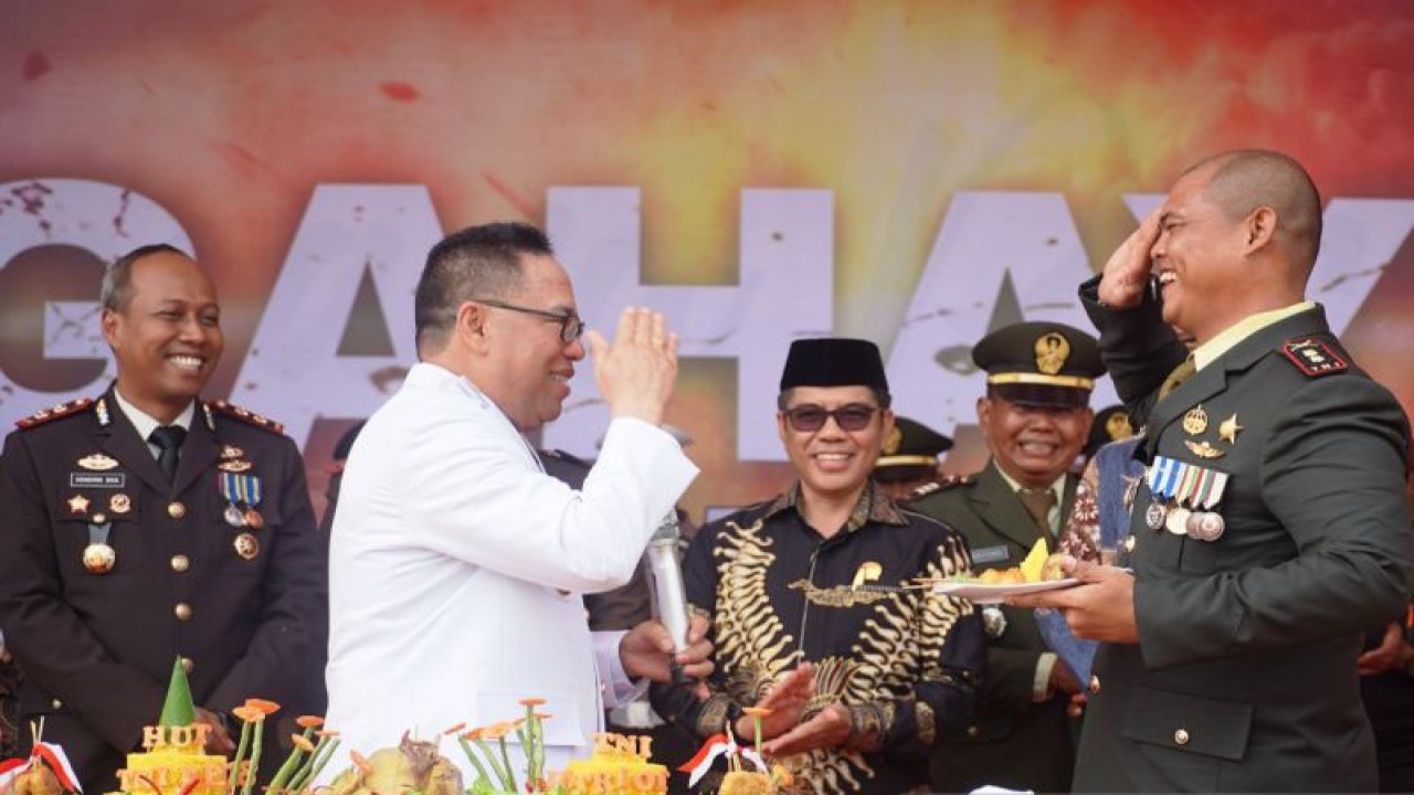 Pj Bupati Penajam Paser Utara, Kalimantan Timur Makmur Marbun (kiri) memberikan potongan tumpeng kepada Dandim 0913 Letkol Inf Arfan Affandi (kanan) usai upacara peringatan hari ulang tahun TNI ke-78, Kamis (5/10/2023) (ANTARA/HO-dokumen Humas Pemerintah Kabupaten Penajam Paser Utara)