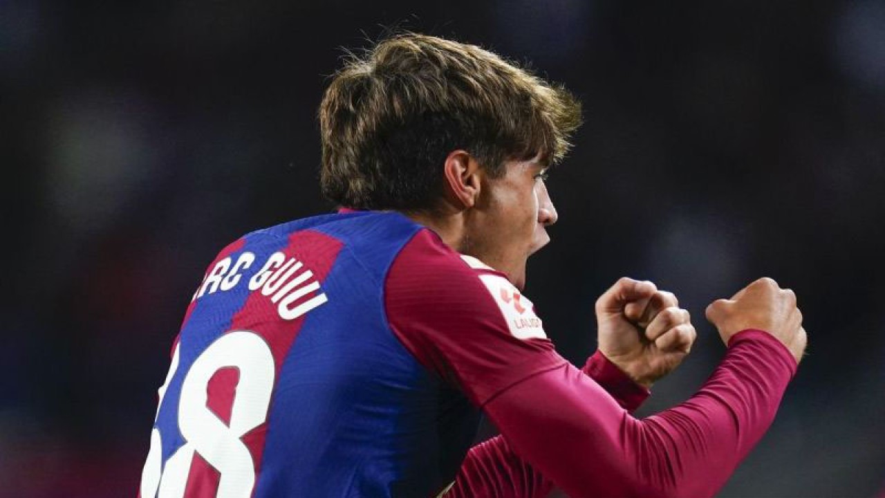 Pesepak bola Barcelona Marc Guiu melakukan selebrasi usai mencetak gol ke gawang Athletic Club dalam lanjutan Liga Spanyol di Stadion Lluis Companys, Barcelona, Spanyol (22/10/2023). Barcelona menang dengan skor 1-0. ANTARA FOTO/pressinphoto/Sipa USA via Reuter/Sergio Ruiz/tom.