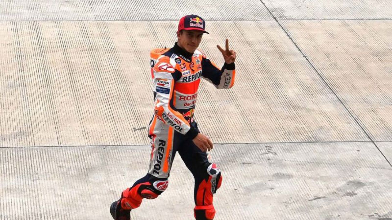 ARSIP FOTO : Pembalap Repsol Honda Team MotoGP Marc Marquez bersiap menuju garasi tim pada hari kedua tes pramusim MotoGP 2022 di Pertamina Mandalika International Street Circuit, Lombok Tengah, NTB, Sabtu (12/2/2022). Marc Marquez resmi meninggalkan Repsol Honda Team MotoGP setelah MotoGP 2023 berakhir dan selanjutnya dikabarkan akan bergabung dengan Team Gresini Racing MotoGP. ANTARA FOTO/Andika Wahyu/aww.