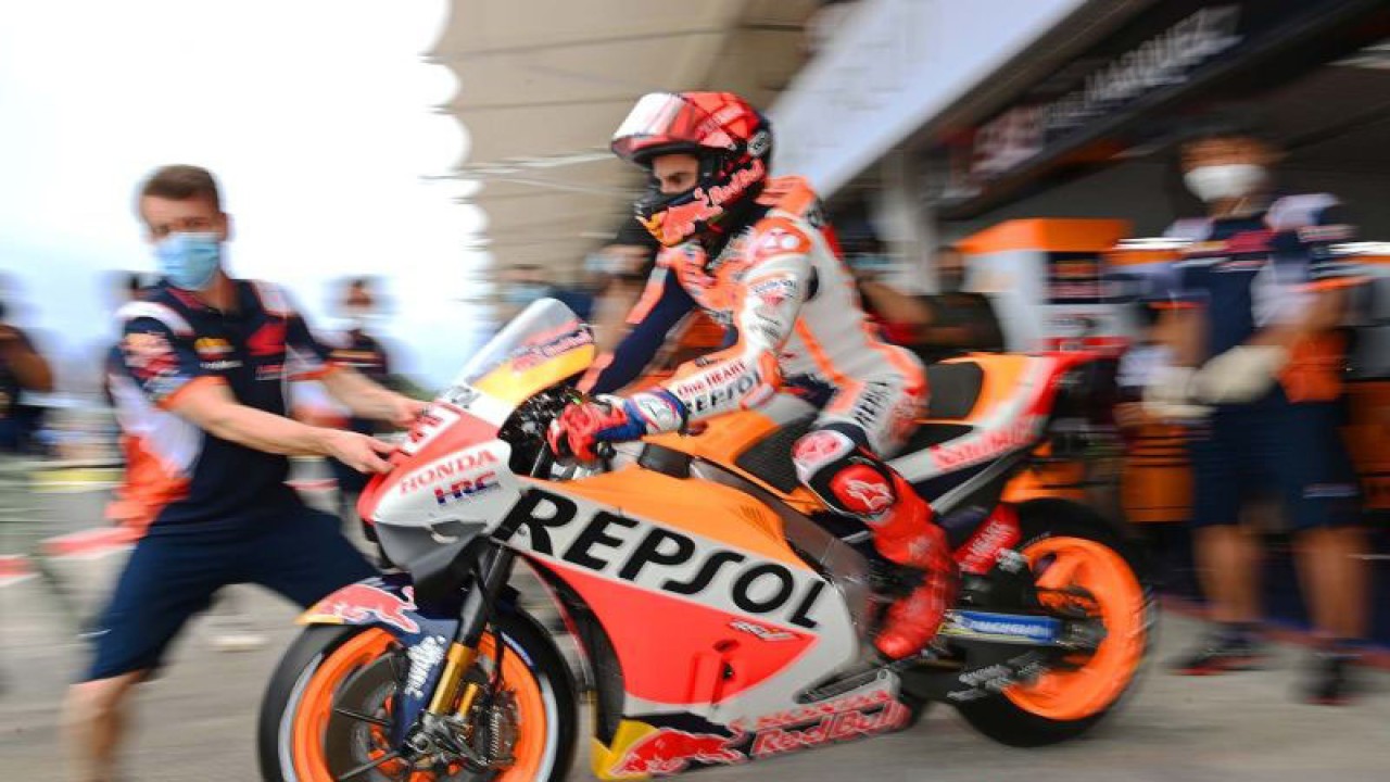 ARSIP FOTO : Pembalap Repsol Honda Team Marc Marquez mengendarai sepeda motor keluar dari garasi tim saat sesi latihan bebas 1 MotoGP seri Pertamina Grand Prix of Indonesia 2022 di Pertamina Mandalika International Street Circuit, Lombok Tengah, NTB, Jumat (18/3/2022). Marc Marquez resmi meninggalkan Repsol Honda Team MotoGP setelah MotoGP 2023 berakhir dan selanjutnya dikabarkan akan bergabung dengan Team Gresini Racing MotoGP. ANTARA FOTO/Andika Wahyu/aww.
