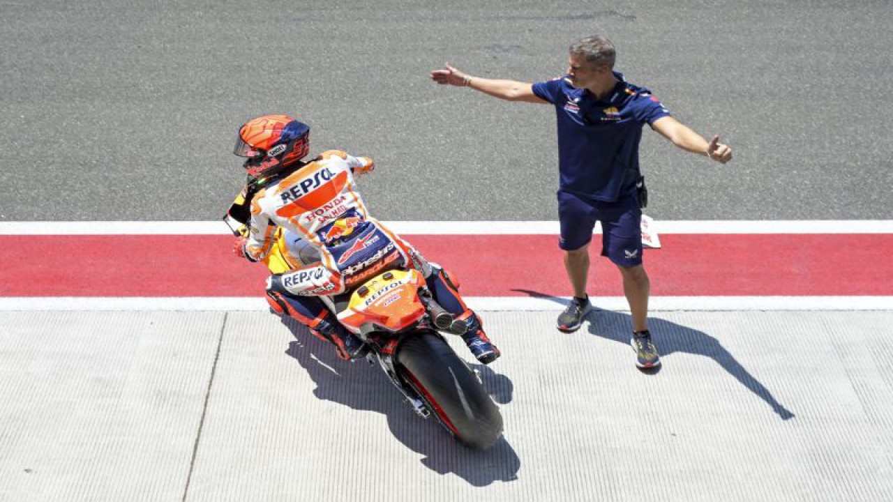 Pembalap Repsol Honda Team MotoGP Marc Marquez keluar dari paddock pada sesi practice balapan MotoGP Mandalika 2023 di Pertamina Mandalika International Street Circuit, Lombok Tengah, NTB, Jumat (13/10/2023). ANTARA FOTO/Ahmad Subaidi/foc. (ANTARA FOTO/AHMAD SUBAIDI)