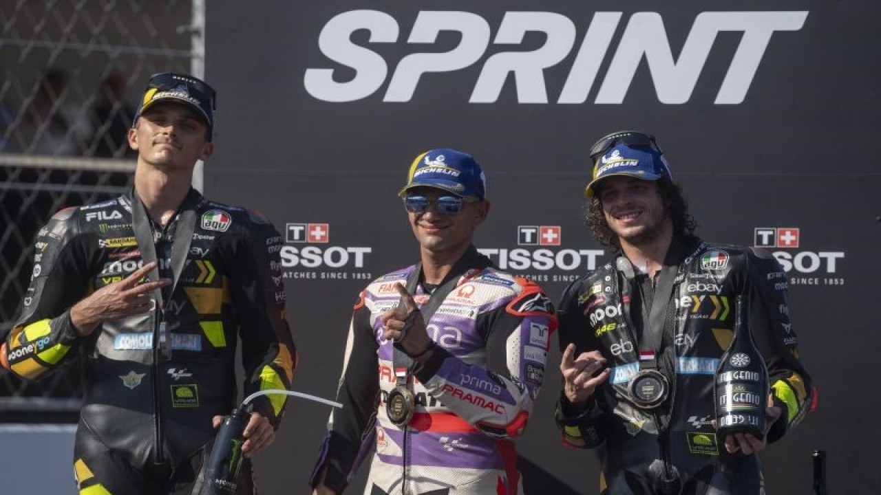 Pembalap Prima Pramac Racing Jorge Martin (tengah) bersama pembalap Mooney VR46 Racing Team Luca Marini (kiri) dan Marco Bezzecchi (kanan) berpose usai pengalungan medali juara Sprint Race MotoGP seri ke-15 di Pertamina Mandalika International Street Circuit, Lombok Tengah, NTB, Sabtu (14/10/2023). ANTARA FOTO/Wahyu Putro A/hp.