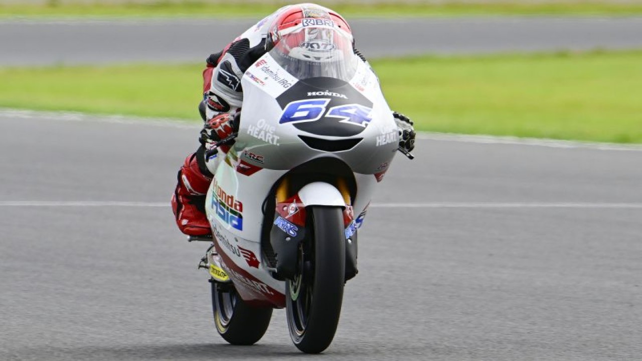 Pembalap Indonesia Mario Suryo Aji (Honda Team Asia) saat membalap di Moto3 Jepang di Sirkuit Motegi, Minggu (1/10/2023). (ANTARA/HO/HONDA TEAM ASIA)