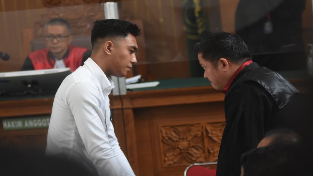 Mario Dandy Satriyo (tengah) berdiskusi dengan kuasa hukumnya saat mengikuti sidang pembacaan putusan di Pengadilan Negeri Jakarta Selatan, Jakarta, Kamis (7/9/2023). . ANTARA FOTO/Indrianto Eko Suwarso/rwa.