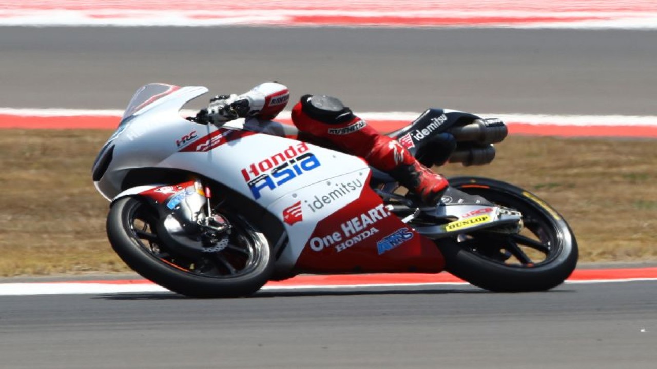 Mario Suryo Aji saat membalap di Moto3 Indonesia, yang bergulir di Sirkuit Internasional Mandalika, Lombok Tengah, NTB, Minggu, 15 October 2023. (ANTARA/HO/Honda Team Asia)