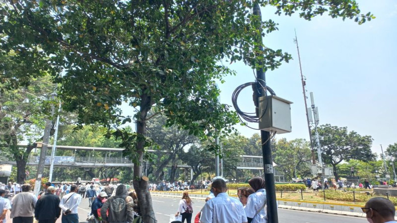 Massa dari berbagai kelompok masyarakat menyampaikan orasi di Jalan Medan Merdeka Barat terkait sidang putusan gugatan MK tentang batas usia capres-cawapres, Jakarta, Senin, (16/10/2023). ANTARA/Nadia Putri Rahmani