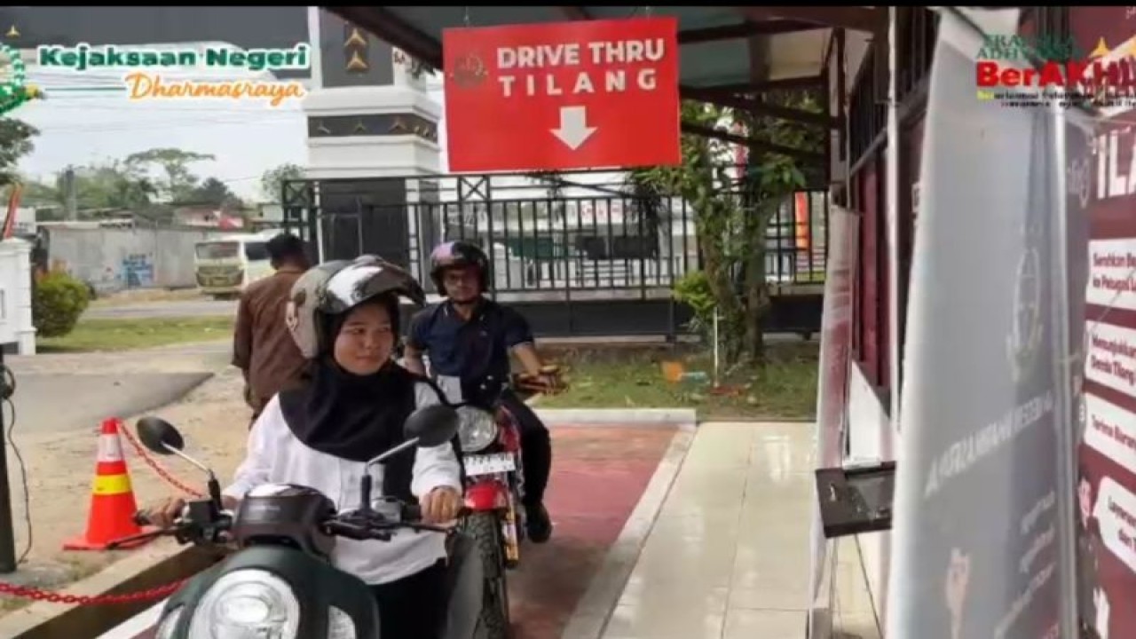 Masyarakat membayar denda tilang di layanan tilang 'drive thuru' Kejari Dharmasraya, Sumbar, Selasa (3/10). (Antara/HO-Dok Pribadi)