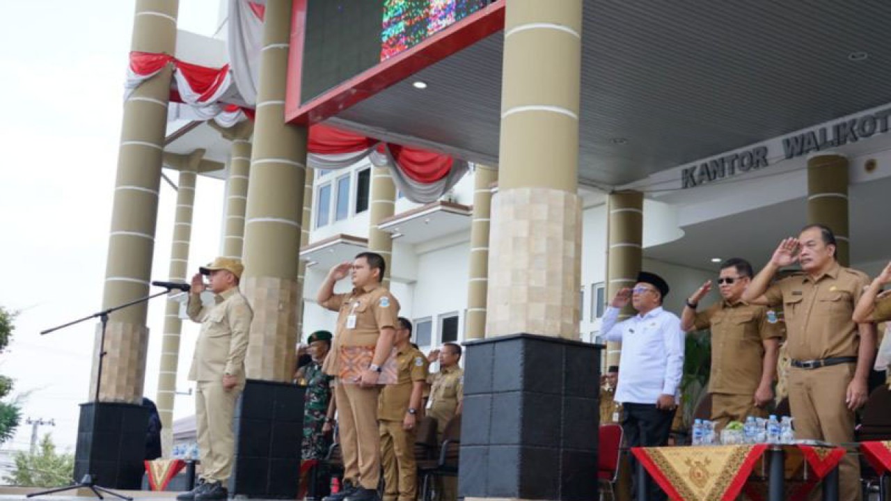Wali Kota Pangkalpinang Maulan Aklil menjadi inspektur upacara peringatan Hari Sumpah Pemuda di Balai Kota Pangkalpinang, Senin (30/10/2023). (ANTARA/HO-Humas Pemkot Pangkalpinang)