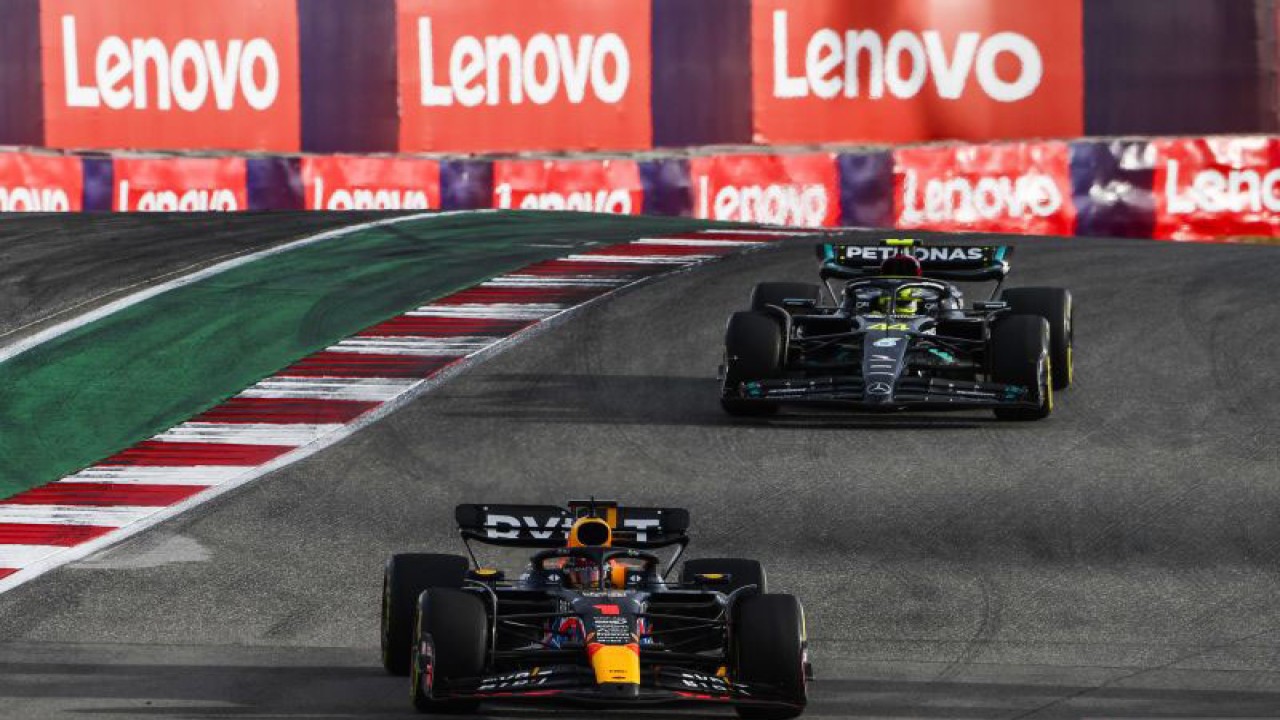 Max Verstappen dari Belanda mengendarai Oracle Red Bull Racing RB19 memimpin atas Lewis Hamilton dari Inggris yang mengendarai Mercedes AMG Petronas F1 Team W14 selama Sprint menjelang Grand Prix Amerika di Circuit of The Americas, Austin, Texas pada 21 Oktober 2023. ANTARA/AFP/. Rudy Carezzevoli/Getty Images