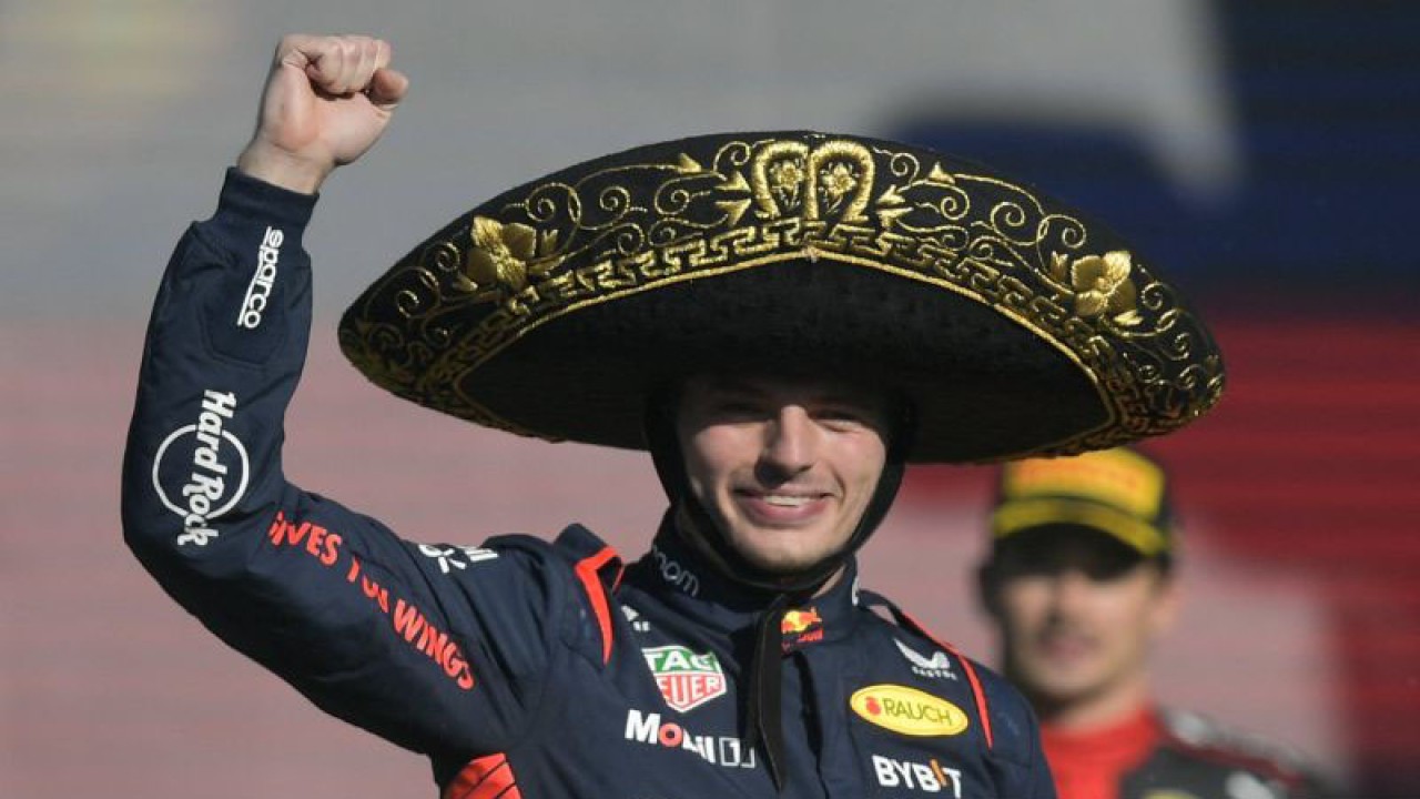 Pembalap Red Bull Racing Max Verstappen merayakan keberhasilannya memenangi Grand Prix Meksiko yang berlangsung di Autodromo Hermanos Rodriguez, Mexico City, Minggu (29/10/2023). (ANTARA/AFP/CLAUDIO CRUZ)