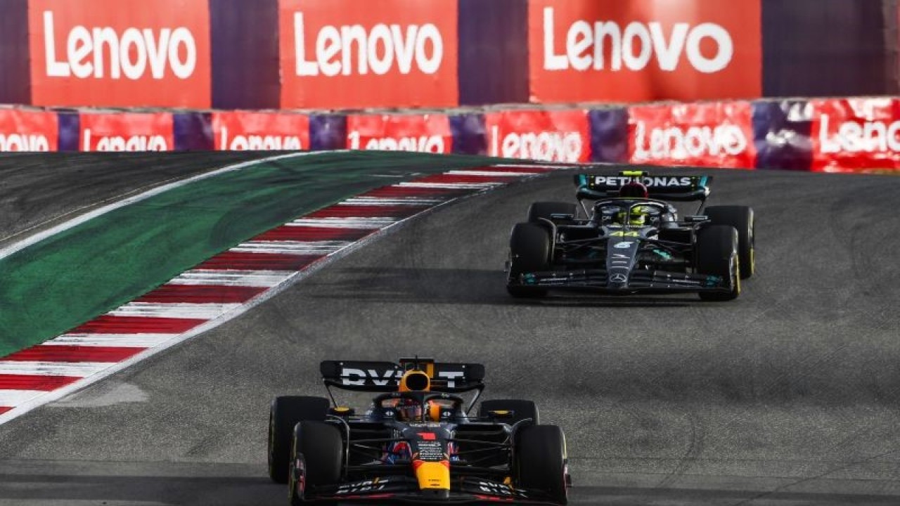 Pebalap Red Bull Racing Max Verstappen (depan) mengungguli pebalap Mercedes AMG Petronas Lewis Hamilton, pada Sprint Race Grand Prix AS, di Circuit of The Americas, Austin, Texas, Sabtu (21/10/2023) setempat. (ANTARA/AFP/Getty Images via AFP/RUDY CAREZZEVOLI)