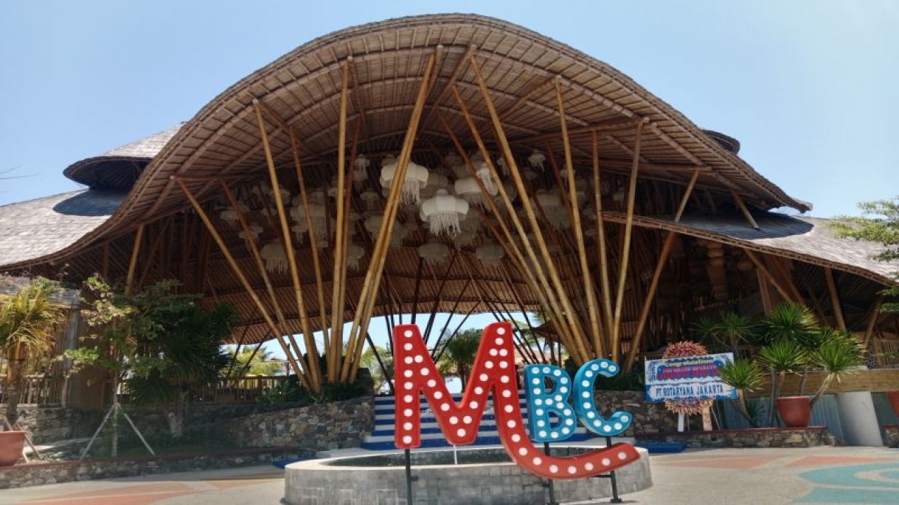 Salah satu restoran di Kawasan Ekonomi Khusus Mandalika, Lombok, Nusa Tenggara Barat. (ANTARA/Akhyar Rosidi)