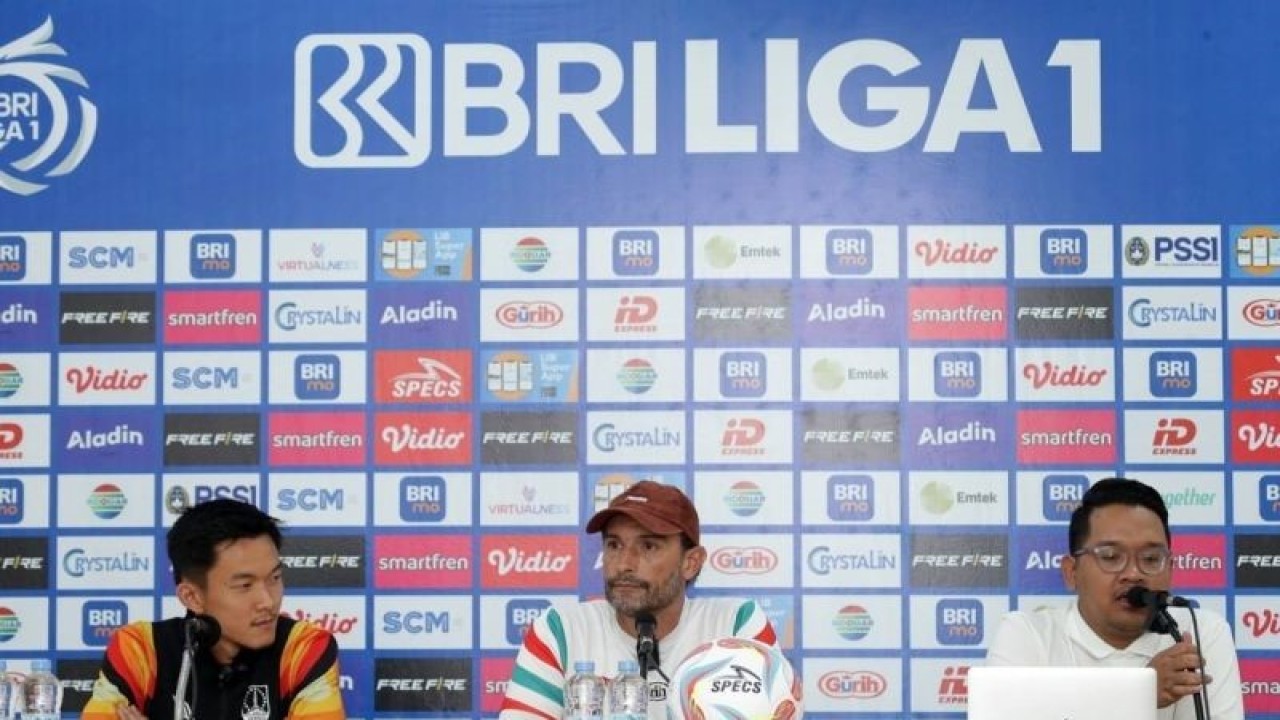 Pelatih Persis Solo, Leonardo Medina, didampingi pemain bek Persis Sutanto Tan di dalam Konferensi Pers di Stadion Manahan Solo, Jumat (29/9/2023). (ANTARA/Ho-Media Officer Persis Solo)
