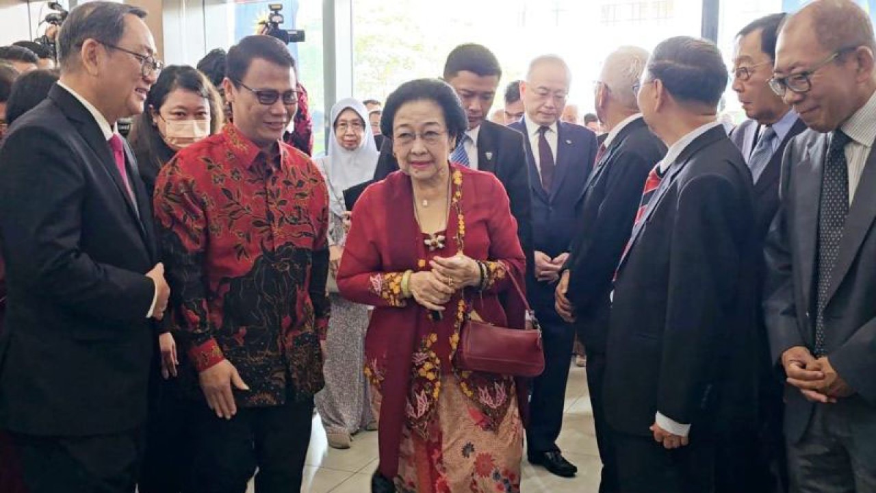 Presiden Ke-V RI sekaligus Ketua Umum DPP PDI Perjuangan Megawati Soekarnoputri menghadiri penganugerahan gelar doktor kehormatan di Universiti Tunku Abdul Rahman (UTAR), Selangor, Malaysia, Senin (2/10/2023). (ANTARA/HO-PDIP)