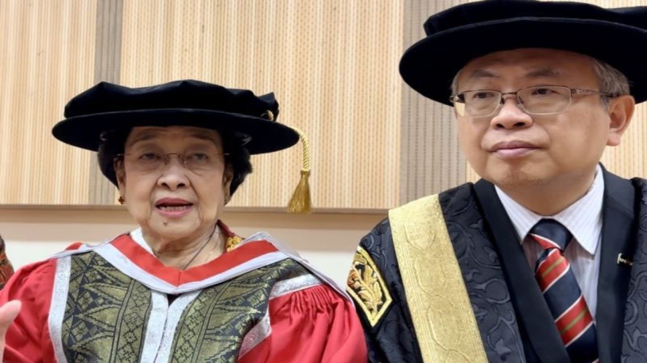 Presiden Kelima RI Megawati Soekarnoputri (kiri) bersama Presiden Universitas Tunku Abdul Rahman Prof. Dato’ Dr. Ewe Hong Tat memberikan keterangan kepada pers usai menerima gelar doktor kehormatan bidang ilmu sosial dari Universiti Tunku Abdul Rahman di Selangor, Malaysia, Senin (2/10/2023). (ANTARA/Virna P Setyorini)