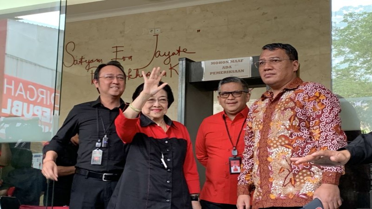 Ketua Umum PDI Perjuangan Megawati Soekarnoputri sampai di Gedung DPP PDI Perjuangan di Jakarta, Rabu (18/10/2023) (ANTARA/ Mario Sofia Nasution)