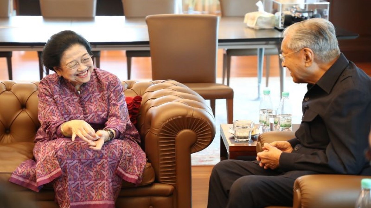 Presiden ke-5 RI yang juga Ketua Umum PDIP Megawati Soekarnoputri (kiri) berbincang dengan mantan Perdana Menteri Malaysia Mahathir Mohamad di Kuala Lumpur, Malaysia, Selasa (3/10/2023). ANTARA FOTO/Monang Sinaga/foc