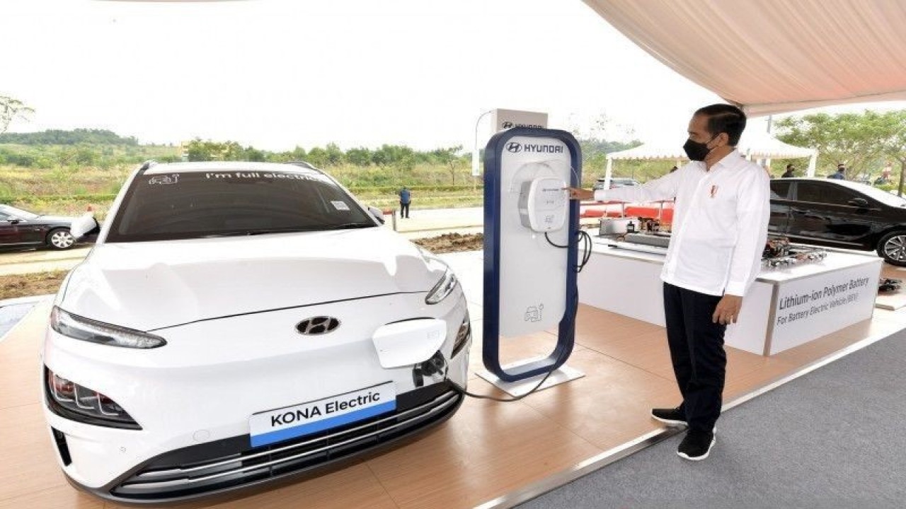 Presiden Joko Widodo meninjau sebuah kendaraan listrik dan alat pengisi daya baterainya saat meresmikan peletakan batu pertama (groundbreaking) yang menandai pembangunan pabrik baterai mobil listrik di Karawang, Jawa Barat, Rabu (15/9/2021). Proyek pembangunan pabrik baterai mobil listrik pertama di Asia Tenggara ini merupakan realisasi investasi konsorsium LG dan Hyundai yang terdiri atas Hyundai Motor Company, KIA Corporation, Hyundai Mobis dan LG Energy Solution. ANTARA FOTO/Biro Pers Media Setpres/Agus Suparto/Handout/hp