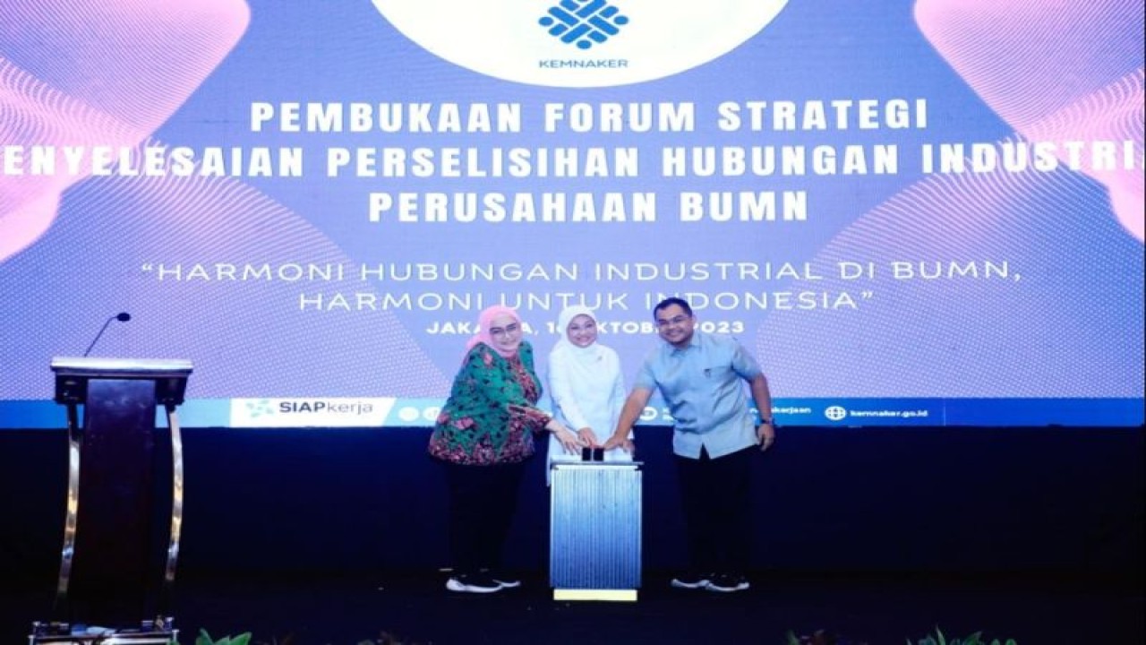 Menaker Ida Fauziyah (tengah) membuka Forum Strategi Penyelesaian Perselisihan Hubungan Industrial Perusahaan BUMN bertema "Harmoni Hubungan Industrial di BUMN, Harmoni untuk Indonesia" di Jakarta, Senin (16/10/2023). (ANTARA/HO-Kemnaker)