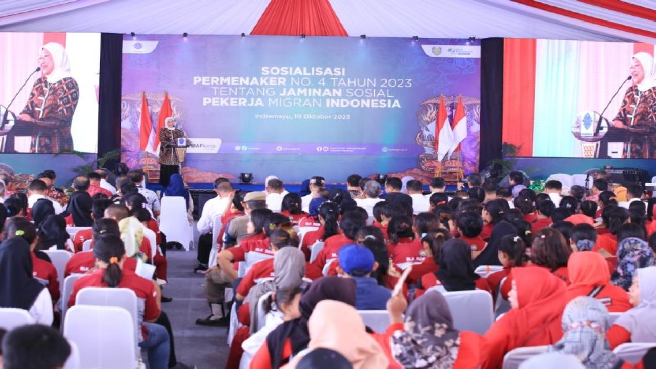 Menaker Ida Fauziyah memberikan sambutan dalam sosialisasi Peraturan Menteri Ketenagakerjaan Nomor 4 Tahun 2023 di Kabupaten Indramayu, Jawa Barat, Selasa (10/10/2023). (ANTARA/HO-Kemnaker)