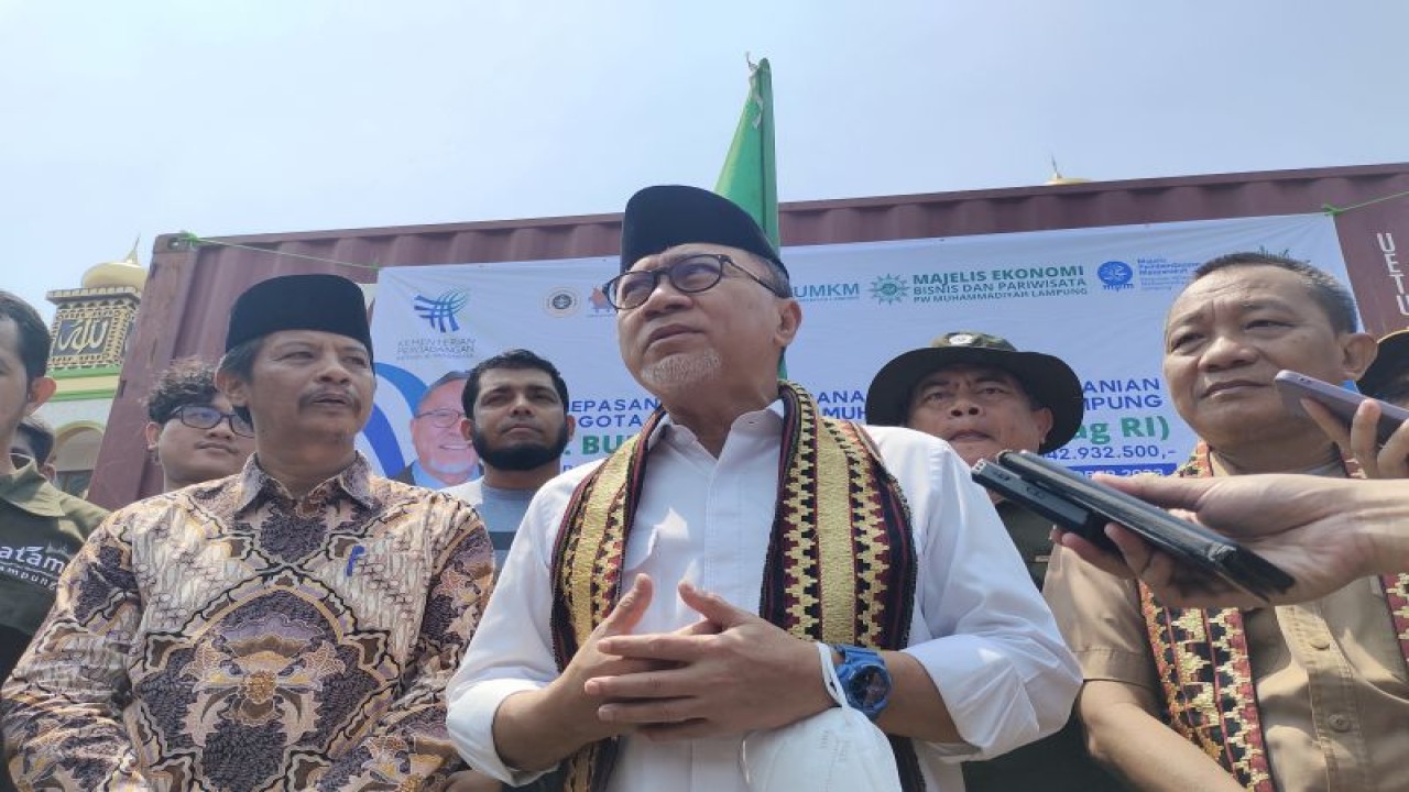 Menteri Perdagangan (Mendag) Zulkifli Hasan saat memberi keterangan terkait perluasan pasar ekspor komoditas lokal Lampung. Bandarlampung, Senin (30/10/2023). ANTARA/Ruth Intan Sozometa Kanafi.